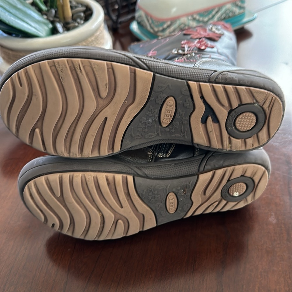 Boots - Picture 5 of 5